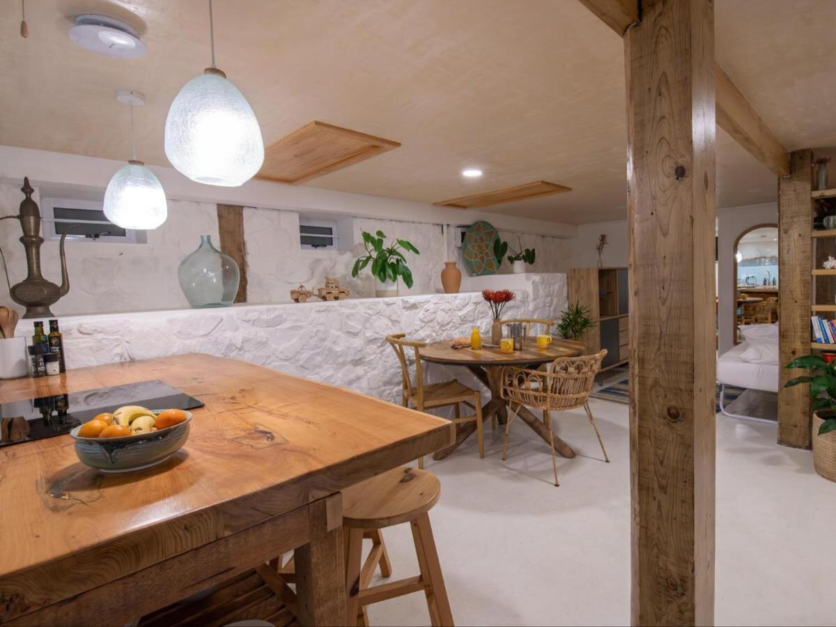 The Ocean View Apartment: stone, timber and plants